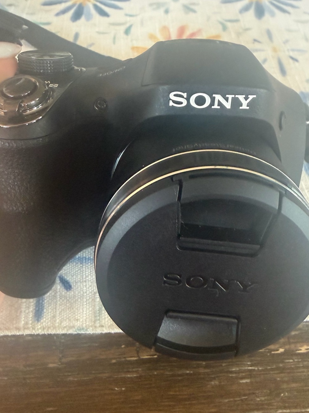 Sony Black Camera with Black Lens Cap - Picture 6 of 11